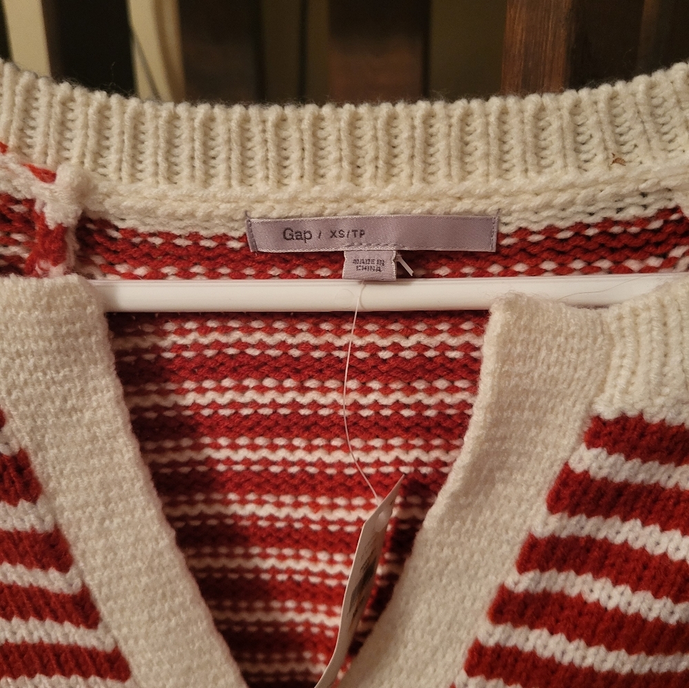Gap sweater
